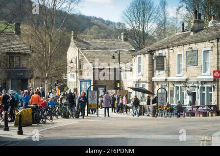 Hebden Bridge, Yorkshire, Großbritannien. April 2021. Menschenmassen, die das gute Wetter in den Straßen der Hebden Bridge in West Yorkshire am Karfreitag genießen. Die Lockerung der Covid-19-Einschränkungen hat es mehr Menschen ermöglicht, sich im Freien zu versammeln. Quelle: West Yorkshire Images/Alamy Live News Stockfoto