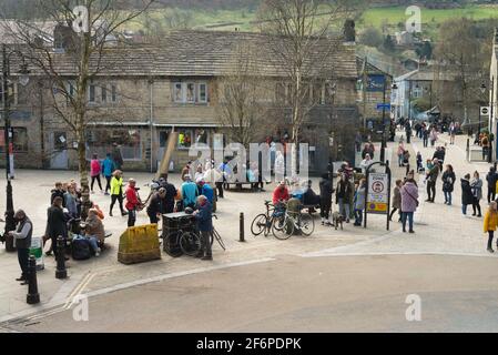 Hebden Bridge, Yorkshire, Großbritannien. April 2021. Menschenmassen, die das gute Wetter in den Straßen der Hebden Bridge in West Yorkshire am Karfreitag genießen. Die Lockerung der Covid-19-Einschränkungen hat es mehr Menschen ermöglicht, sich im Freien zu versammeln. Quelle: West Yorkshire Images/Alamy Live News Stockfoto