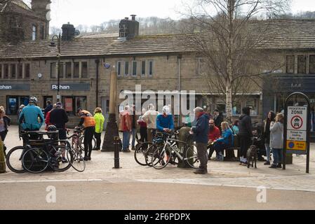 Hebden Bridge, Yorkshire, Großbritannien. April 2021. Menschenmassen, die das gute Wetter in den Straßen der Hebden Bridge in West Yorkshire am Karfreitag genießen. Die Lockerung der Covid-19-Einschränkungen hat es mehr Menschen ermöglicht, sich im Freien zu versammeln. Quelle: West Yorkshire Images/Alamy Live News Stockfoto