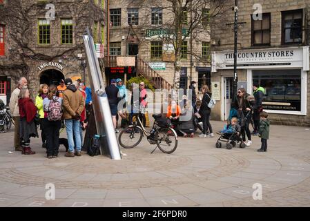 Hebden Bridge, Yorkshire, Großbritannien. April 2021. Menschenmassen, die das gute Wetter in den Straßen der Hebden Bridge in West Yorkshire am Karfreitag genießen. Die Lockerung der Covid-19-Einschränkungen hat es mehr Menschen ermöglicht, sich im Freien zu versammeln. Quelle: West Yorkshire Images/Alamy Live News Stockfoto