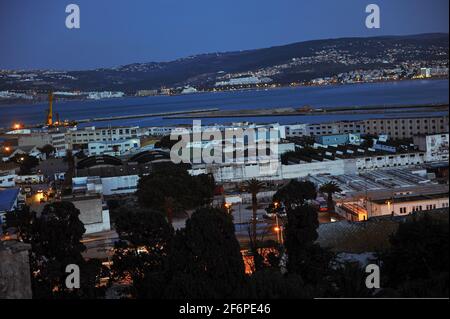 Der Hafen von Dämmerung, Tanger, Marokko, Nordafrika, Afrika Stockfoto