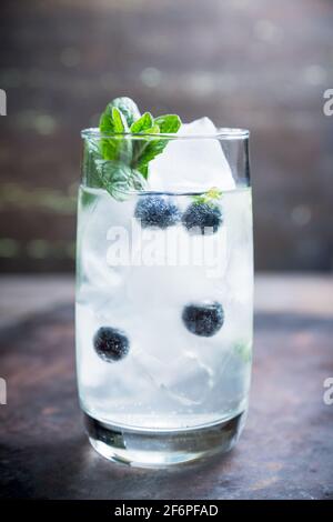 Blueberry Mojito Cocktail auf dem hölzernen Hintergrund. Selektiver Fokus. Geringe Schärfentiefe. Stockfoto