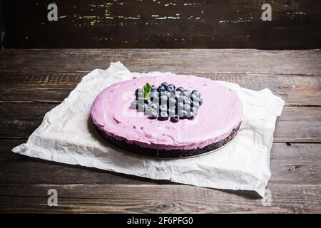Frischer Heidelbeer-Käsekuchen auf rustikalem Hintergrund. Selektiver Fokus. Geringe Schärfentiefe. Stockfoto