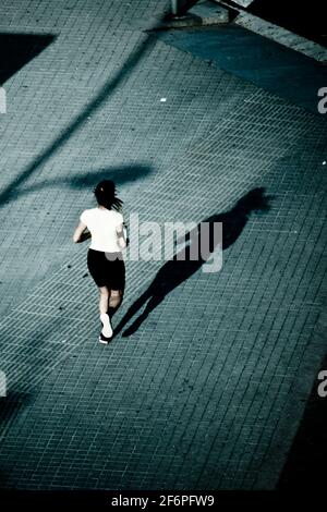 Jung, Frau, Laufen, Läufer, zurück, Hinten, Ansicht, Nacht, Straße, Stadt, Dunkel, schwarz, Silhouette, Pflaster, tun, Sport, Stockfoto