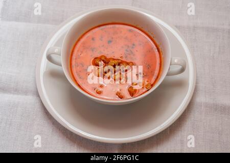 Busumer Krabbensuppe, Suppe im Busom-Stil mit Nordseekrabben in einer weißen Schüssel, serviert mit einem Stück Brot Stockfoto