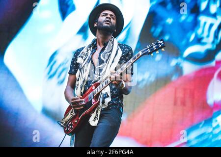 ITALIEN, LUCCA 2015: Der amerikanische Sänger, Songwriter und Musiker Gary Clark Jr spielt live auf der Bühne und eröffnet Lenny Kravitz beim Lucca Summer Festival Stockfoto