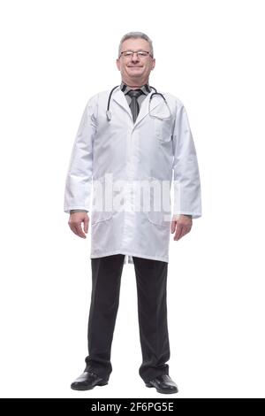Gutaussehende zuversichtlich männlichen Arzt oder Chirurg in einem weißen stehen Mantel mit Krawatte und Stethoskop um den Hals Stockfoto