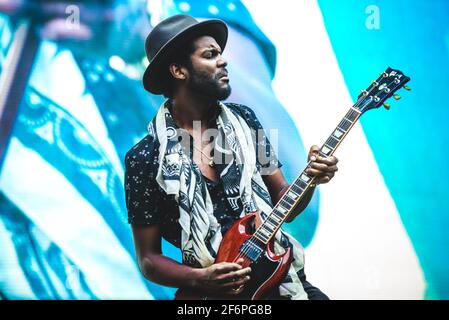 ITALIEN, LUCCA 2015: Der amerikanische Sänger, Songwriter und Musiker Gary Clark Jr spielt live auf der Bühne und eröffnet Lenny Kravitz beim Lucca Summer Festival Stockfoto