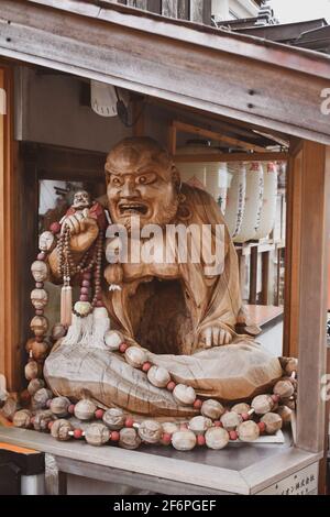 Kyoto, Japan - 30. März 2019; geschnitzter Buddha aus Holz Stockfoto