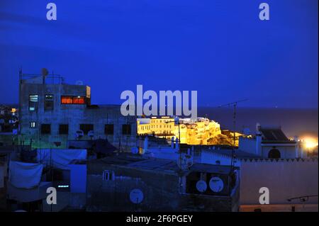 Blick über die Skyline bei Nacht Tanger, Marokko Stockfoto