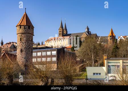 Stadtansicht mit Türmen der Stadtmauer und Dom St. Peter, Fritzlar, Schwalm-Eder-Kreis, Hessen, Deutschland Stadtansicht mit Stadtmauer-Wachtürmen Stockfoto