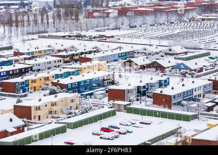 Schneebedeckte Wohngegend in der schwedischen Stadt Stockfoto