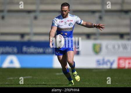 Luke Gale (7) von Leeds Rhinos tritt am 4/2/2021 in St. Helens, Großbritannien, in Berührung. (Foto von Richard Long/News Images/Sipa USA) Stockfoto