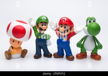 Moskau, Russland - 06. April 2021: Plastikfiguren von Mario, Luigi, Yoshi und Toad aus Nintendo Videospiel isoliert auf weißem Hintergrund. Stockfoto