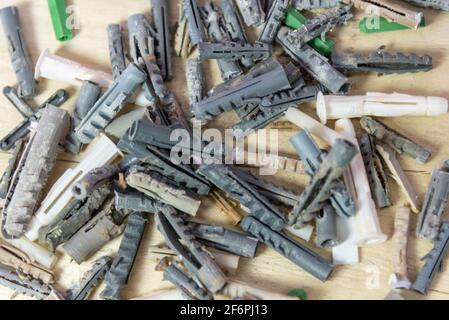 Rohe Stecker auf Holzkonstruktion Hintergrund verwendet. Baumaterial. Ausrüstung zur Befestigung an Wänden. Zubehör und Hardware. Stockfoto