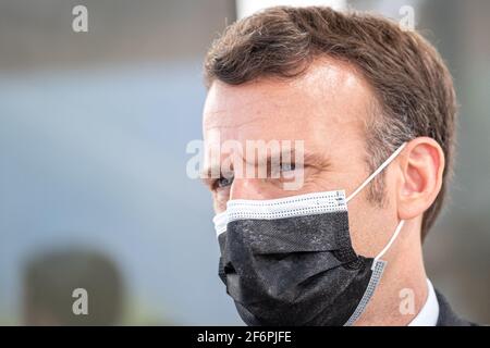 Saint-Egreve, Frankreich. April 2021. Der französische Präsident Emmanuel Macron besucht am 2. April 2021 die Abteilung für Störungen des Autismus-Spektrums (ASD) im Alpes-Isere-Krankenhaus in Saint-Egreve. Foto von KONRAD K./Pool/ABACAPRESS.COM Quelle: Abaca Press/Alamy Live News Stockfoto