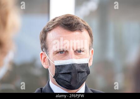 Saint-Egreve, Frankreich. April 2021. Der französische Präsident Emmanuel Macron besucht am 2. April 2021 die Abteilung für Störungen des Autismus-Spektrums (ASD) im Alpes-Isere-Krankenhaus in Saint-Egreve. Foto von KONRAD K./Pool/ABACAPRESS.COM Quelle: Abaca Press/Alamy Live News Stockfoto