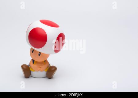 Moskau, Russland - 06. April 2021: Plastikfigur der Kröte aus Nintendo-Videospiel isoliert auf weißem Hintergrund. Stockfoto