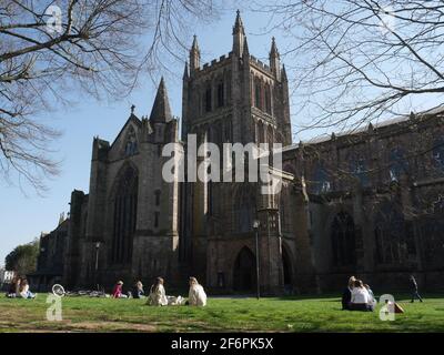 Hereford, Herefordshire, Großbritannien. April 2021. Die Menschen entspannen sich in der Karfreitagssonne mit der Hereford Cathedral im Hintergrund. Kredit: Andrew Compton/Alamy Live Nachrichten Stockfoto