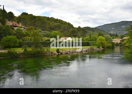 Landschaft mit Panoramablick auf den Fluss Sorgue in Fontaine de Vaucluse, Provence-Alpes-Côte d'Azur Frankreich. Stockfoto