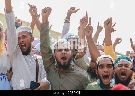 Dhaka, Bangladesch. April 2021. Anhänger von Hefajat-e-Islam Bangladesch rufen Slogan, während sie sich in einer Demonstration vor der Baitul Mukarram National Moschee versammeln, um gegen den Tod ihrer Aktivisten während Zusammenstößen mit Gesetzeshütern während der drei Tage in Dhaka, Bangladesch, zu protestieren. Quelle: Suvra Kanti das/ZUMA Wire/Alamy Live News Stockfoto