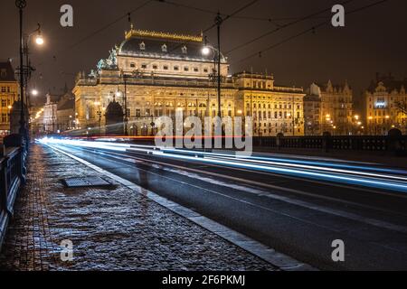 Das historische Gebäude des Nationaltheaters in Prag (Národní divadlo) Aufnahme von der Legion Bridge (Most Legií) Nachts Stockfoto