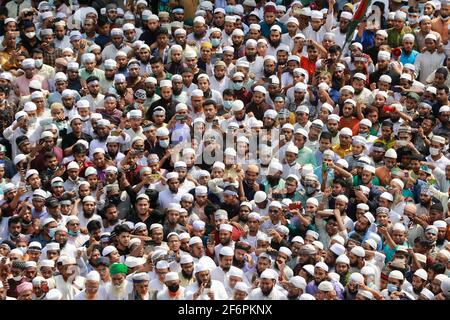 Dhaka, Bangladesch. April 2021. Hefajat-e-Islam Bangladesch veranstaltete eine Demonstration vor der Baitul-Mukarram-Nationalmoschee, um gegen den Tod seiner Aktivisten bei Zusammenstößen mit Gesetzeshütern während der drei Tage in Dhaka, Bangladesch, zu protestieren. Quelle: Suvra Kanti das/ZUMA Wire/Alamy Live News Stockfoto