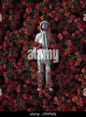 astronaut liegt in Blumen Stockfoto