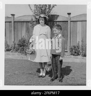 Bruder und Schwester der 50er Jahre posieren am Ostersonntag, USA Stockfoto