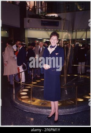 Ex Pan am Flight Attendant vor Flight im MetLife Building, 1990er Jahre Stockfoto