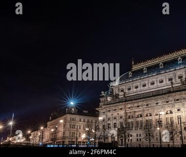 Das historische Gebäude des Nationaltheaters in Prag (Národní divadlo) in der Nacht geschossen - lange Belichtung Stockfoto