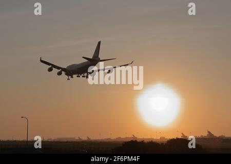 B-16403 (Eva Air Boeing 747-400), die in der Abenddämmerung auf dem internationalen Flughafen Taoyuan (TPE) landete. Stockfoto