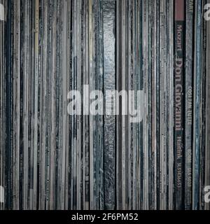 Stacheln verschiedener LP-Plattenhüllen. Stockfoto