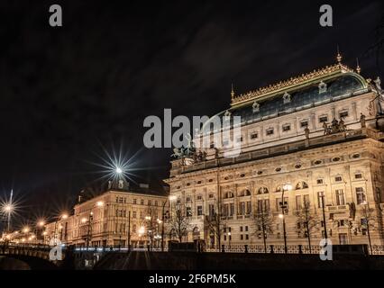 Das historische Gebäude des Nationaltheaters in Prag (Národní divadlo) in der Nacht geschossen - lange Belichtung Stockfoto