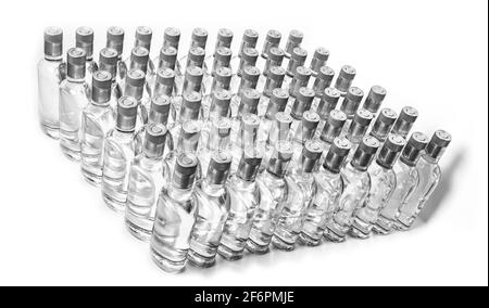 Eine Vielzahl von reinen Alkoholflaschen, die nicht gekennzeichnet sind. Flaschen von alkoholischen Getränken zu Hause isoliert auf Weiß. Herstellung kleiner Laugen auf Basis der Destillation. B Stockfoto