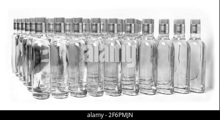 Eine Vielzahl von reinen Alkoholflaschen, die nicht gekennzeichnet sind. Flaschen von alkoholischen Getränken zu Hause isoliert auf Weiß. Herstellung kleiner Laugen auf Basis der Destillation. B Stockfoto