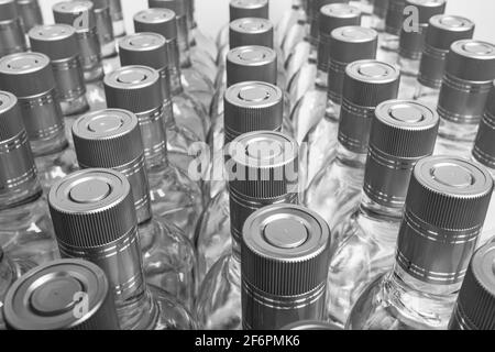 Eine Vielzahl von reinen Alkoholflaschen, die nicht gekennzeichnet sind. Flaschen von alkoholischen Getränken zu Hause isoliert auf Weiß. Herstellung kleiner Laugen auf Basis der Destillation. B Stockfoto