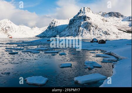 Winterlandschaft der dramatischen Berglandschaft der Lofoten, Norwegen Stockfoto