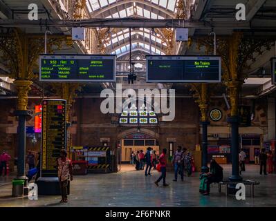 Mumbai, Indien - 7. Januar 2021 : Unidentifizierte Personen in einem der belebtesten Stationen von Mumbai, Chhatrapati Shivaji Terminus. Relativ leer fällig Stockfoto