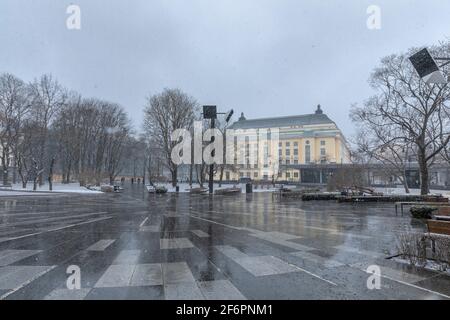 Tallinn, Estland, 18. März 2021: Tammsaare Park in Tallinn in einem Schneesturm Stockfoto