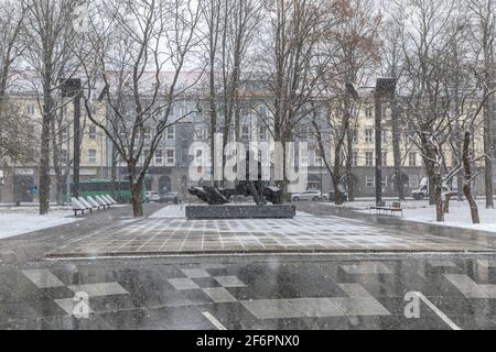 Tallinn, Estland, 18. März 2021: Tammsaare Park in Tallinn in einem Schneesturm Stockfoto