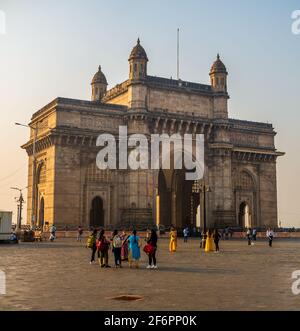 Mumbai, Indien - March 7, 2021 : das Gateway of India ist ein Bogenmonument, das Anfang des 20. Jahrhunderts in der Stadt Mumbai, dem meistbesuchten, erbaut wurde Stockfoto