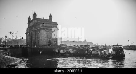 Mumbai, Indien - March 7, 2021 : das Gateway of India ist ein Bogenmonument, das Anfang des 20. Jahrhunderts in der Stadt Mumbai, dem meistbesuchten, erbaut wurde Stockfoto