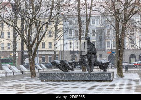 Tallinn, Estland, 18. März 2021: Tammsaare Park in Tallinn in einem Schneesturm Stockfoto