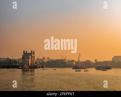 Mumbai, Indien - March 7, 2021 : das Gateway of India ist ein Bogenmonument, das Anfang des 20. Jahrhunderts in der Stadt Mumbai, dem meistbesuchten, erbaut wurde Stockfoto