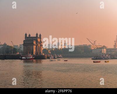 Mumbai, Indien - March 7, 2021 : das Gateway of India ist ein Bogenmonument, das Anfang des 20. Jahrhunderts in der Stadt Mumbai, dem meistbesuchten, erbaut wurde Stockfoto