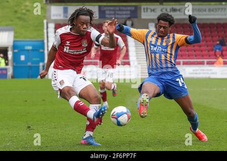 NORTHAMPTON, ENGLAND. 2. APRIL: Nathanael Ogbeta von Shrewsbury Town blockiert den Peter-Kioso-Pass von Northampton Town während der ersten Hälfte des Sky Bet League One-Spiels zwischen Northampton Town und Shrewsbury Town am Freitag, den 2. April 2021 im PTS Academy Stadium in Northampton. (Kredit: John Cripps, Mi News) Kredit: MI Nachrichten & Sport /Alamy Live Nachrichten Stockfoto