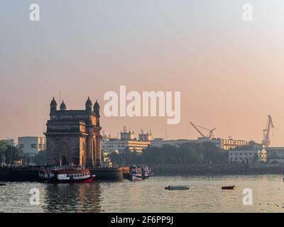 Mumbai, Indien - March 7, 2021 : das Gateway of India ist ein Bogenmonument, das Anfang des 20. Jahrhunderts in der Stadt Mumbai, dem meistbesuchten, erbaut wurde Stockfoto