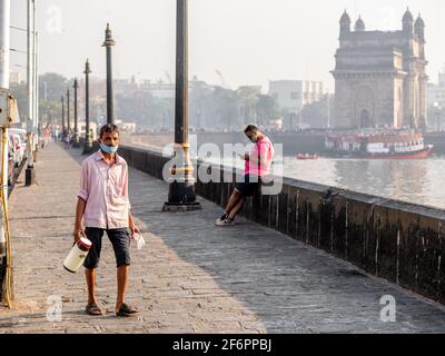 Mumbai, Indien - 7. Januar 2021: Nicht identifizierter Mann mit Gesichtsmaske, die sich auf den Ausbruch des COVID-19 oder des Coronavirus bezieht und Tee in der Nähe des Gateways verkauft Stockfoto