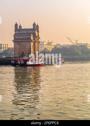 Mumbai, Indien - March 7, 2021 : das Gateway of India ist ein Bogenmonument, das Anfang des 20. Jahrhunderts in der Stadt Mumbai, dem meistbesuchten, erbaut wurde Stockfoto